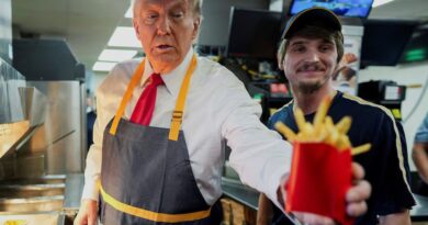 Trump mặc tạp dề bán McDonald's